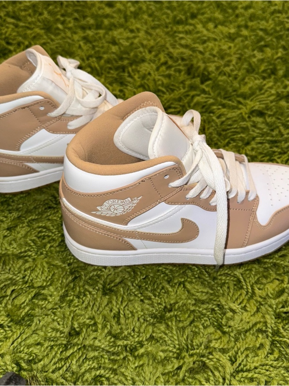 Jordan 1 Mid
Tan Gum Women’s 7.5 US